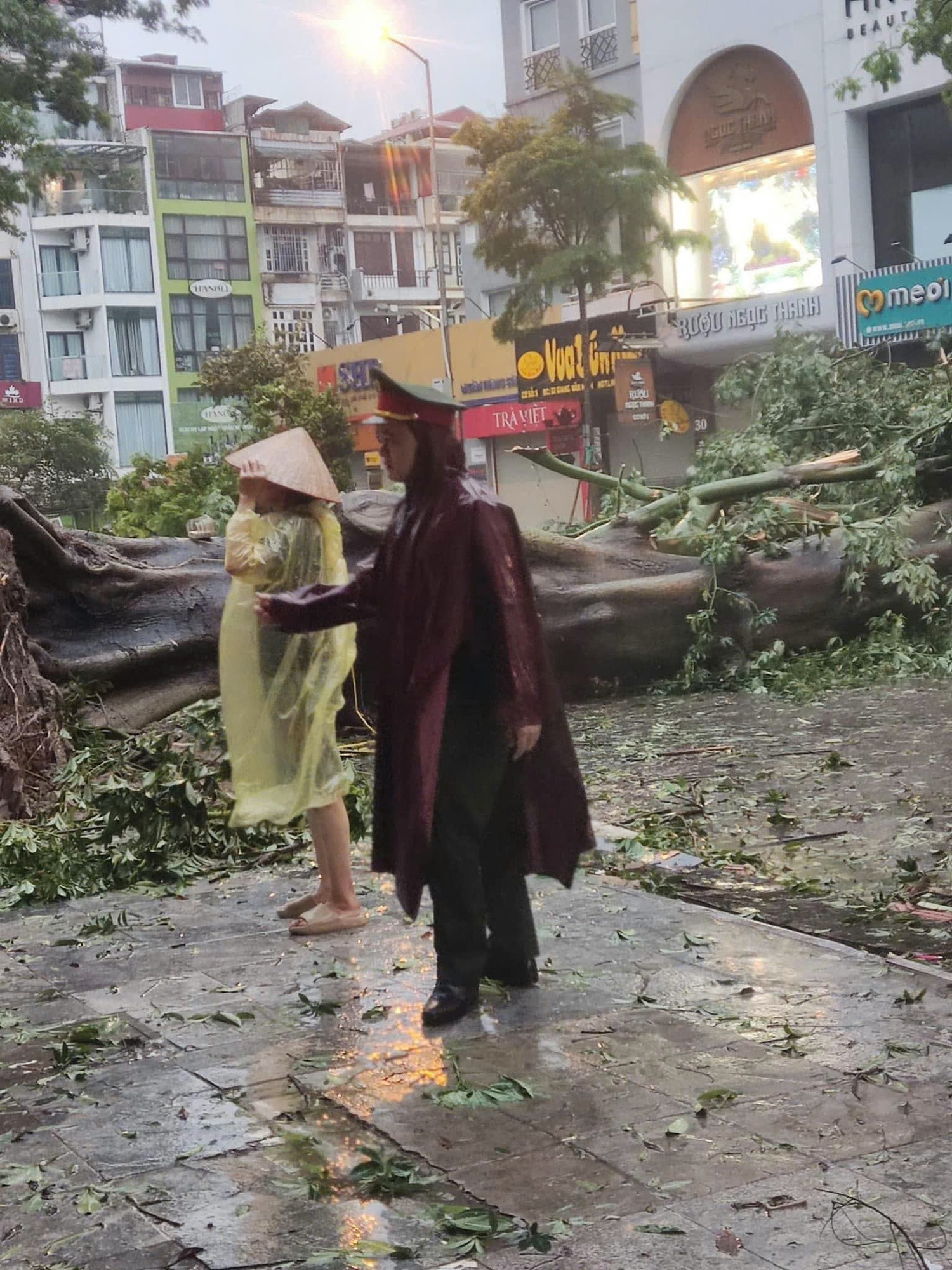 Công an quận Ba Đình kịp thời hỗ trợ nhà dân bị tốc mái -0