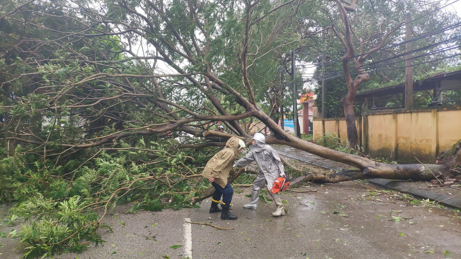 Công an quận Ba Đình kịp thời hỗ trợ nhà dân bị tốc mái -0