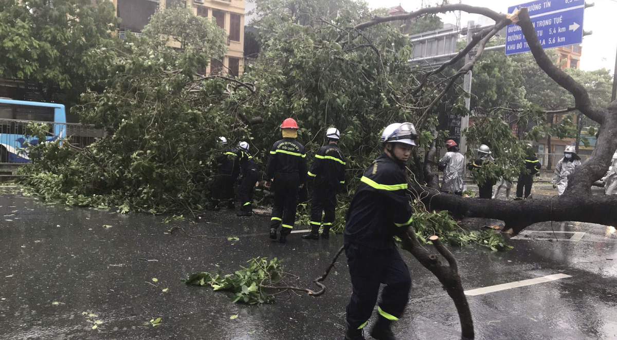 Hà Nội: Tâm bão chưa về, Cảnh sát đã nhận hơn 70 tin báo cứu nạn cứu hộ -0