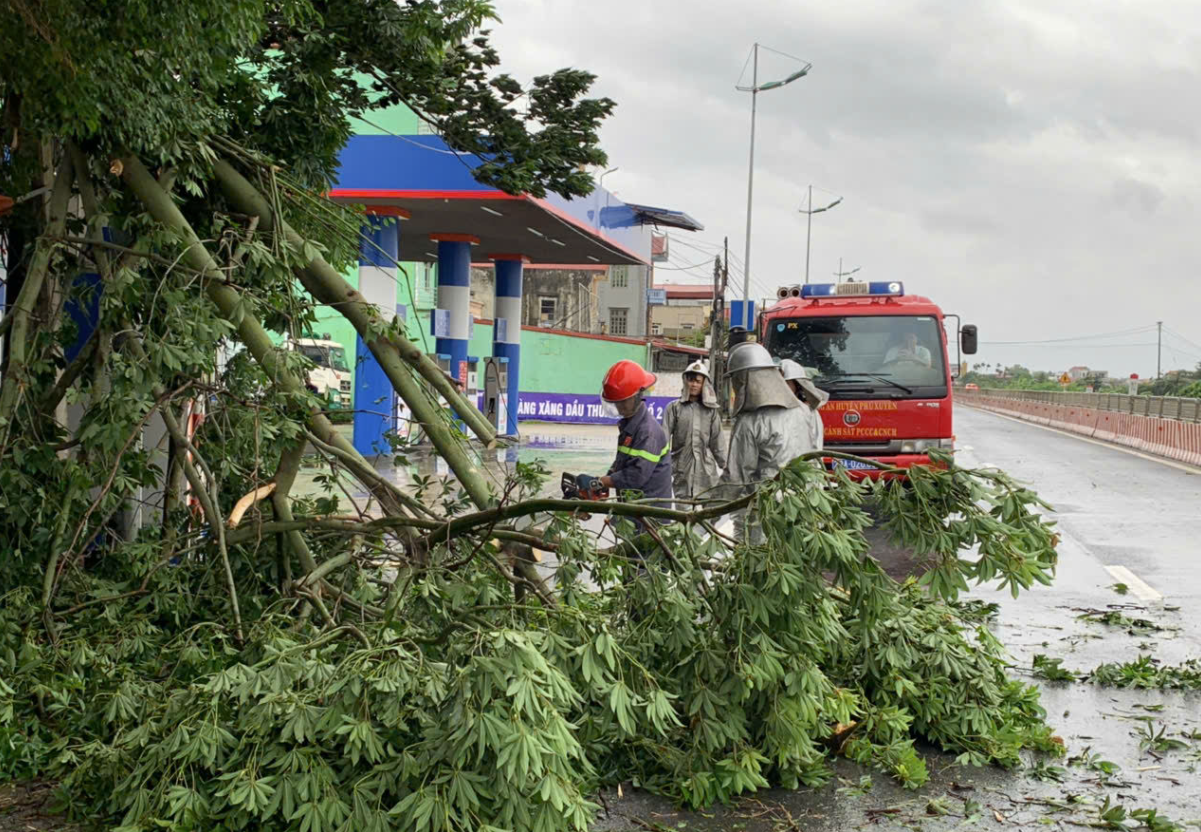 Hà Nội: Tâm bão chưa về, Cảnh sát đã nhận hơn 70 tin báo cứu nạn cứu hộ -0