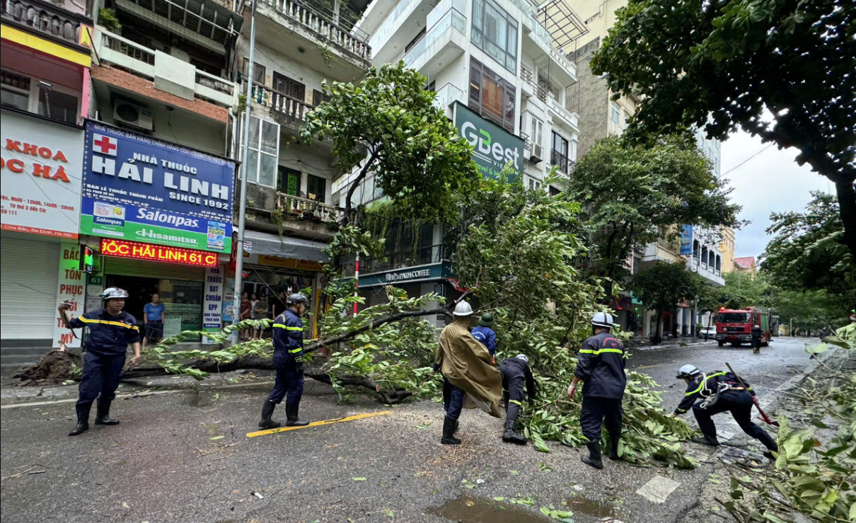 Hà Nội: Tâm bão chưa về, Cảnh sát đã nhận hơn 70 tin báo cứu nạn cứu hộ -0