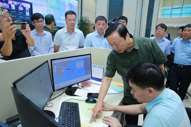Phó Thủ tướng Chính phủ Trần Hồng Hà kiểm tra công tác dự báo bão Tổng cục Khí tượng thủy văn -0