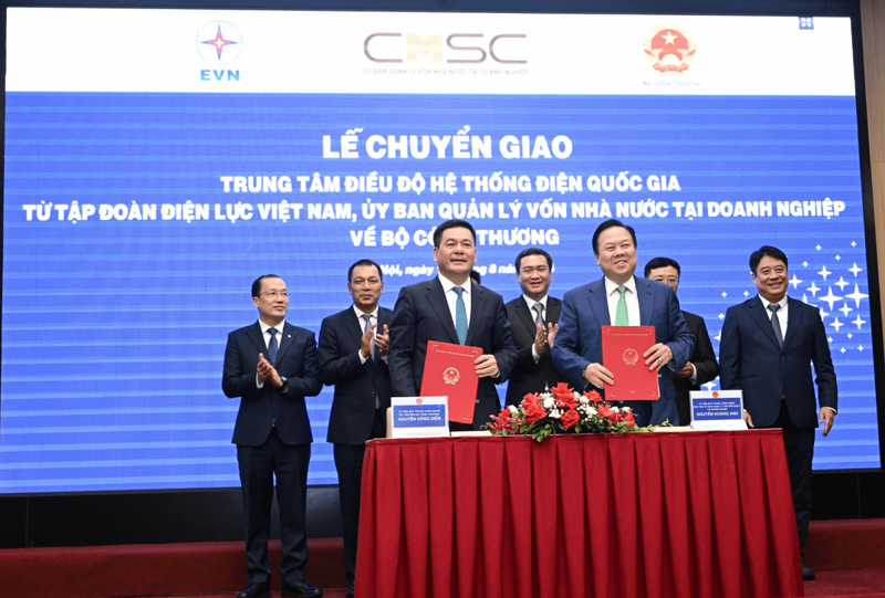 Lễ ký kết biên bản bàn giao giữa Ủy ban Quản lý vốn nhà nước tại doanh nghiệp và Bộ Công Thương. Ảnh: EVN