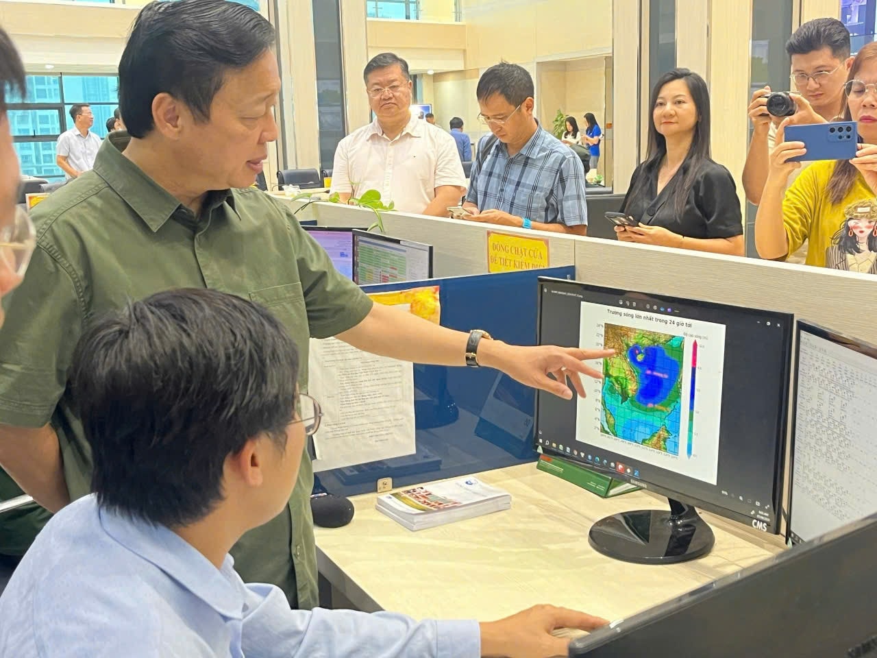 Phó Thủ tướng Chính phủ Trần Hồng Hà kiểm tra công tác dự báo bão Tổng cục Khí tượng thủy văn -0