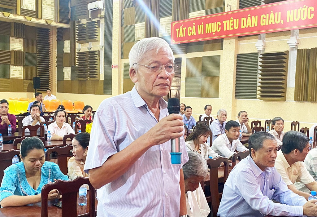 Cử tri huyện Thạnh Hóa kiến nghị trong một buổi tiếp xúc với đại biểu dân cử - ẢNH CHÍ ĐANG