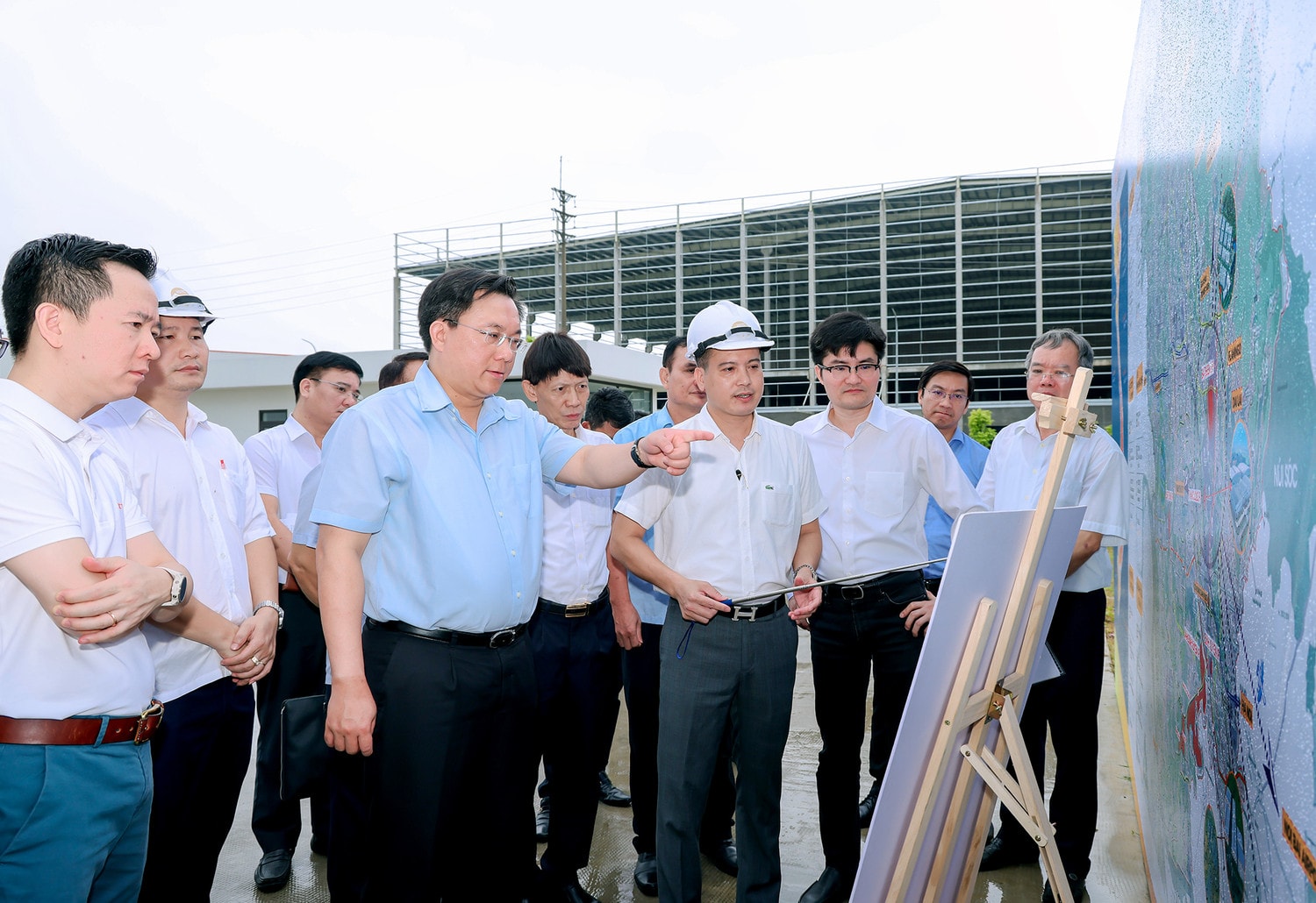 Chủ tịch UBND tỉnh Trần Duy Đông khảo sát tình hình đầu tư hạ tầng, phát triển công nghiệp của Khu công nghiệp Bá Thiện 1 Ảnh: Khánh Linh