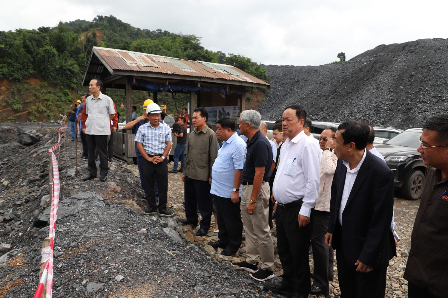 Đoàn thăm thăm mỏ than Ka-lừm của Công ty Phon-sắc .JPG