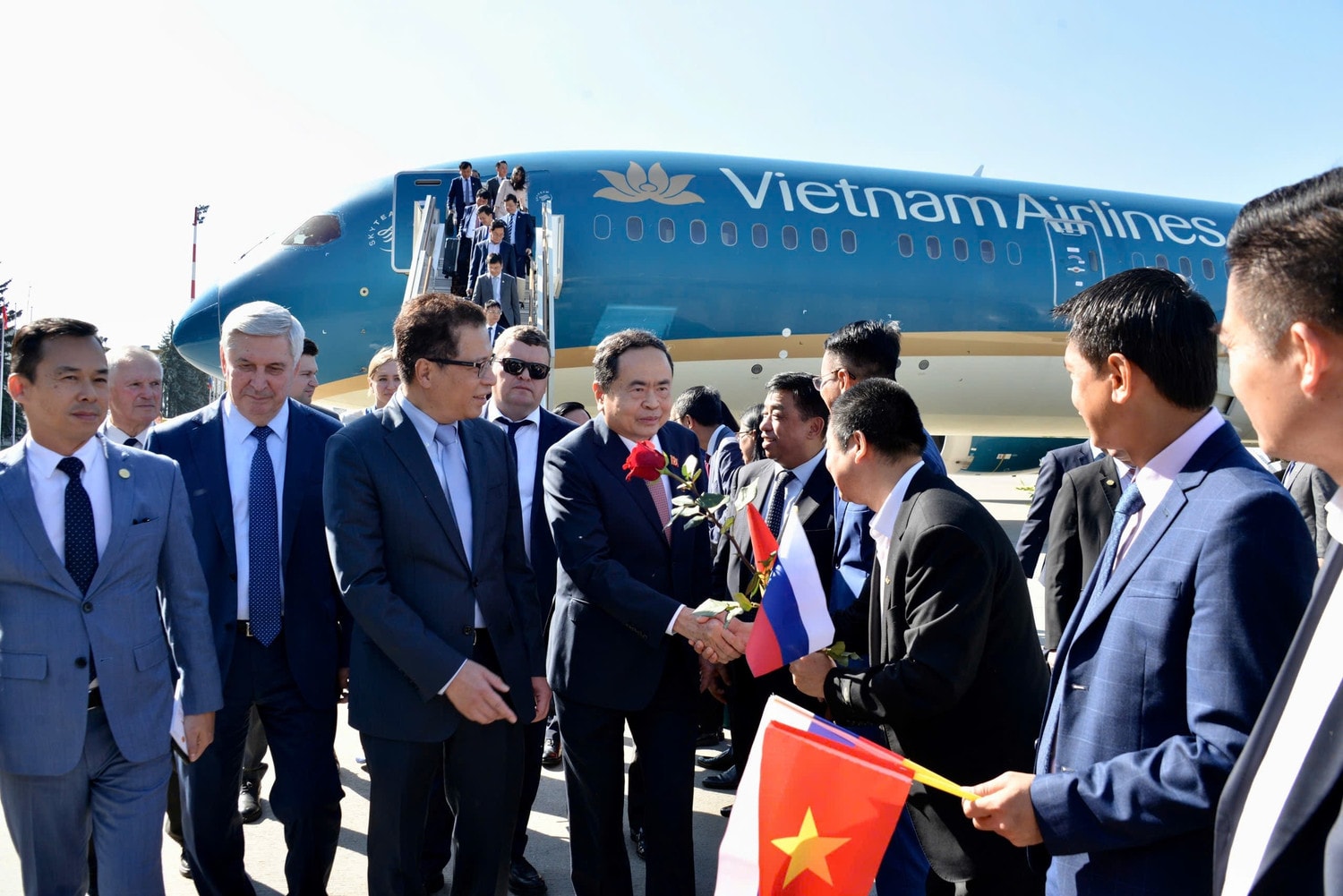 Phó Chủ tịch thứ nhất Duma Quốc gia Quốc hội Liên bang Nga I.I. Melnikov đón Chủ tịch Quốc hội Trần Thanh Mẫn tại sân bay quốc tế Vnukovo, Thủ đô Moscow, nồng nhiệt chào mừng Đoàn đại biểu cấp cao Quốc hội Việt Nam sang thăm chính thức Liên bang Nga
