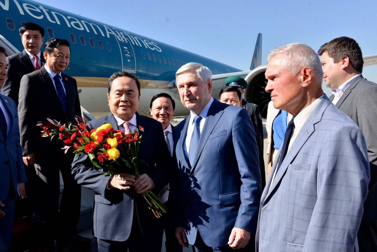 Phó Chủ tịch thứ nhất Duma Quốc gia Quốc hội Liên bang Nga I.I. Melnikov nồng nhiệt chào đón Chủ tịch Quốc hội Trần Thanh Mẫn sang thăm chính thức Liên bang Nga