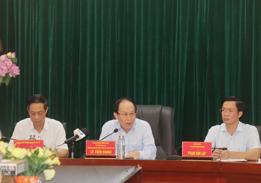 Bí thư Thành ủy Lê Tiến Châu phát biểu chỉ đạo tại cuộc họp. Ảnh: Hoàng Tùng