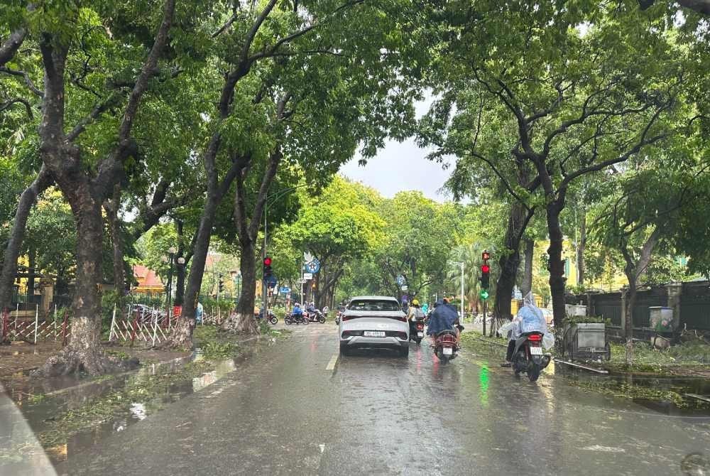 Đường Phan Đình Phùng đã thông thoáng sau khi công nhân ngành xây dựng Hà Nội khắc phục hậu quả của cơn Bão số 3. Ảnh: Việt Lâm