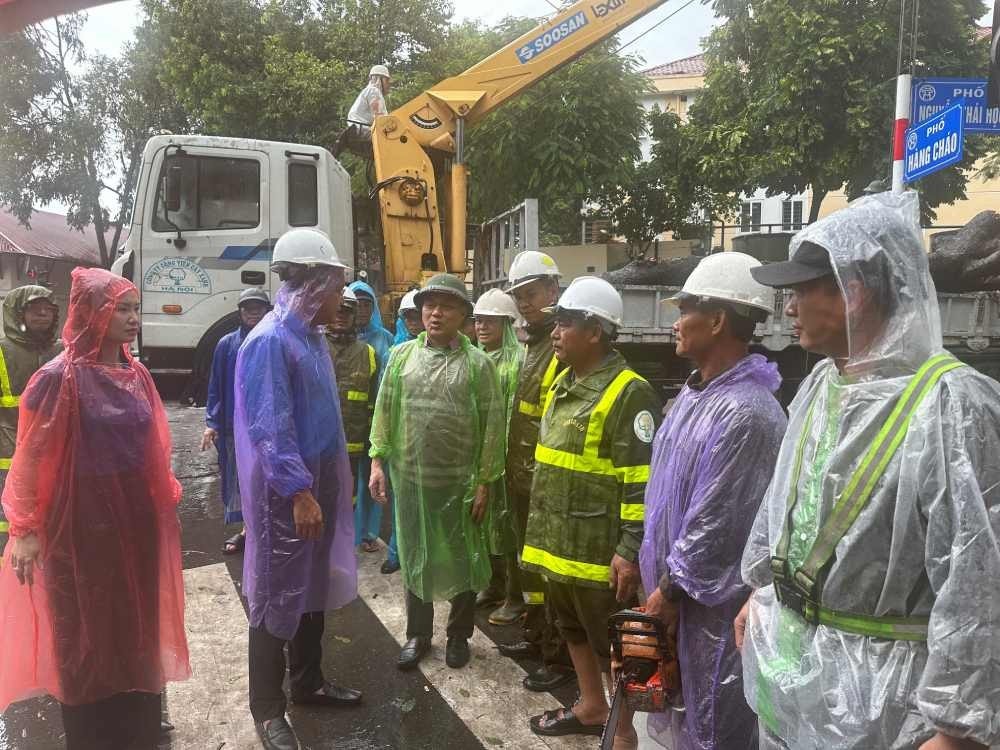 Chủ tịch Liên đoàn lao động thành phố Hà Nội Phạm Quang Thanh động viên lãnh đạo, người lao động Công ty Trách nhiệm hữu hạn một thành viên công viên cây xanh Hà Nội. Ảnh: Việt Lâm