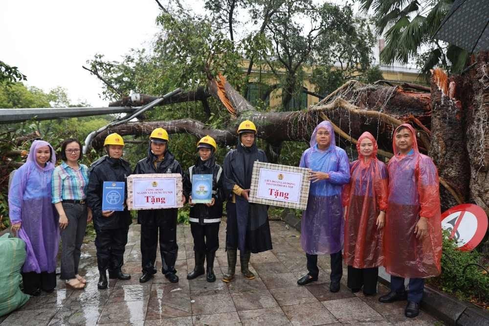 Chủ tịch Liên đoàn lao động thành phố Hà Nội Phạm Quang Thanh tặng quà công nhân Công ty HAPULICO. Ảnh: Việt Lâm