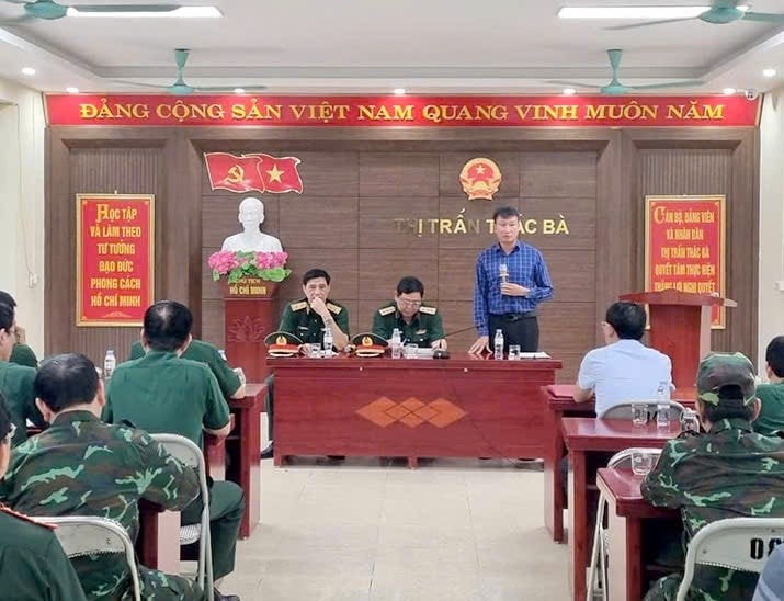 Chiều cùng ngày, Chủ tịch UBND tỉnh Trần Huy Tuấn tiếp, trao đổi với đoàn công tác Bộ Tổng tham mưu, Bộ Quốc phòng đến kiểm tra công tác phòng chống lụt bão tại tỉnh Yên Bái.