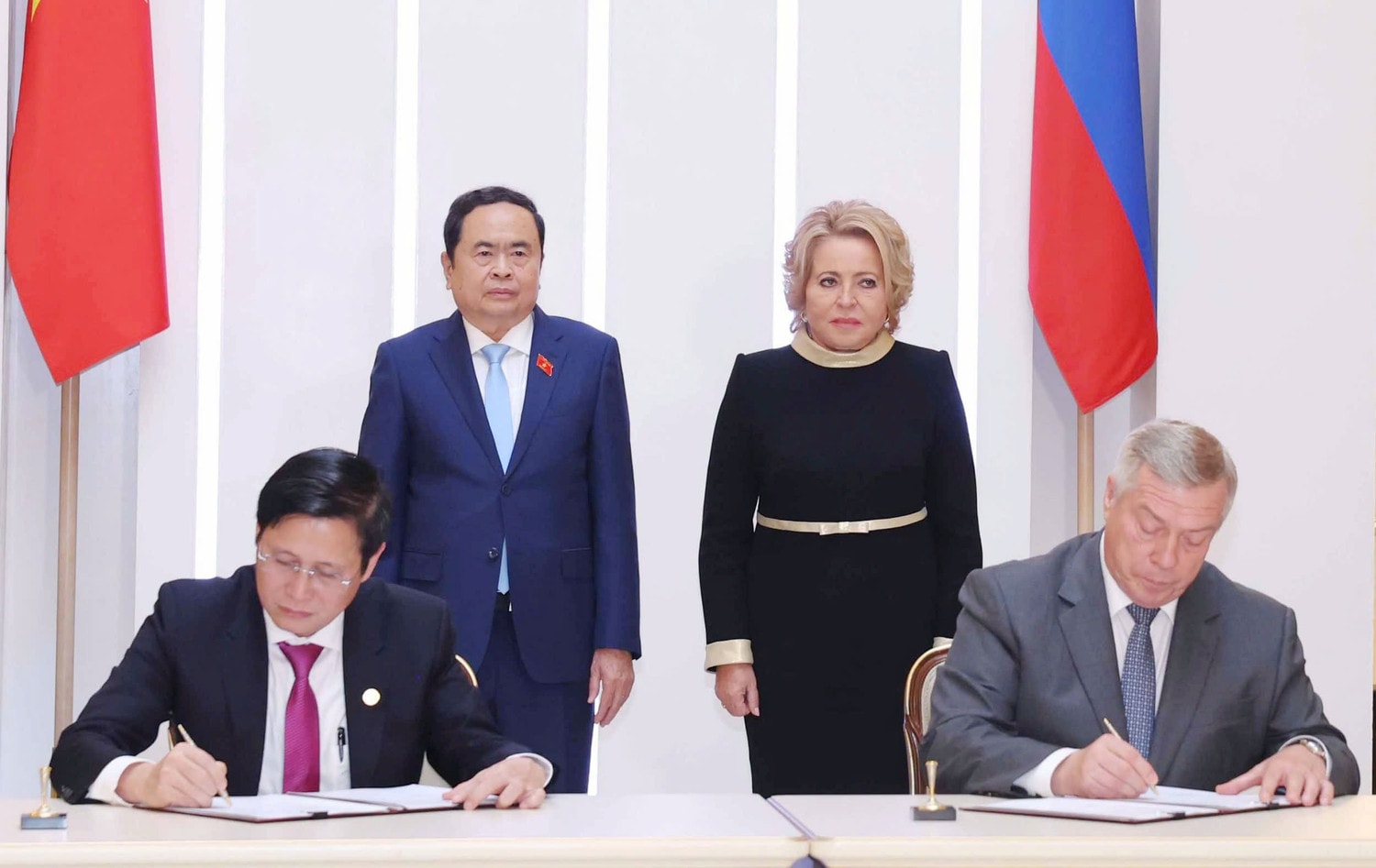Chủ tịch Quốc hội Trần Thanh Mẫn và Chủ tịch Hội đồng Liên bang, Quốc hội Liên bang Nga Valentina Ivanovna Matvienko chứng kiến Lễ ký thỏa thuận hợp tác giữa tỉnh Bà Rịa-Vũng Tàu và tỉnh Rostov. Ảnh: Thống Nhất/TTXVN