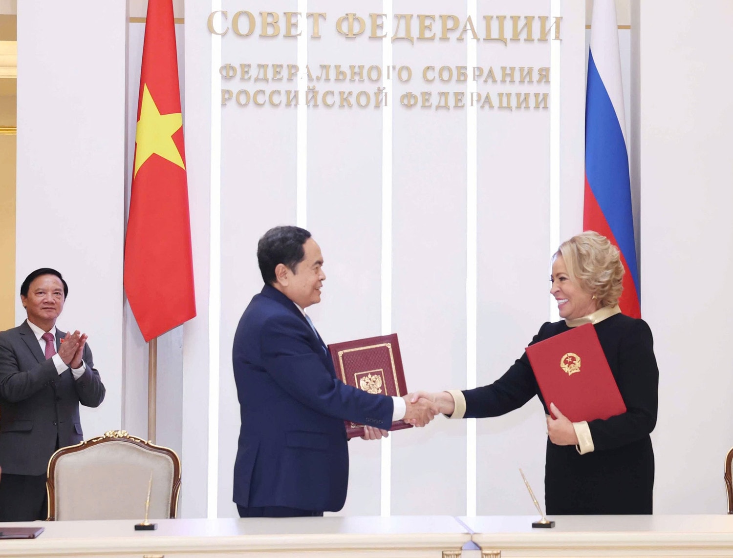 Chủ tịch Quốc hội Trần Thanh Mẫn và Chủ tịch Hội đồng Liên bang, Quốc hội Liên bang Nga Valentina Ivanovna Matvienko ký thỏa thuận hợp tác giữa Quốc hội Việt Nam và Hội đồng Liên bang, Quốc hội Liên bang Nga. Ảnh: Thống Nhất/TTXVN