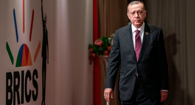 tong-thong-tho-nhi-ky-recep-tayyip-erdogan-den-tham-du-mot-phien-hop-trong-hoi-nghi-thuong-dinh-brics-o-nam-phi-nam-2018-getty-images-17258021088151241565777.png