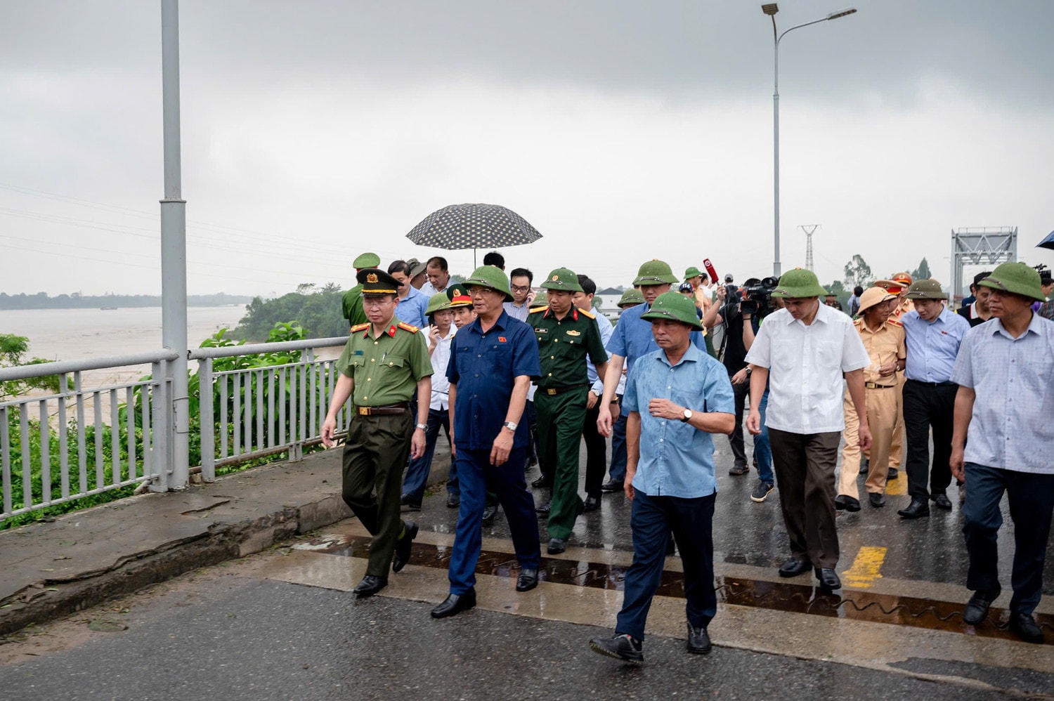 Phó Chủ tịch Quốc hội, Thượng tướng Trần Quang Phương kiểm tra tình hình khắc phục sự cố sập cầu Phong Châu tại Phú Thọ.jpg