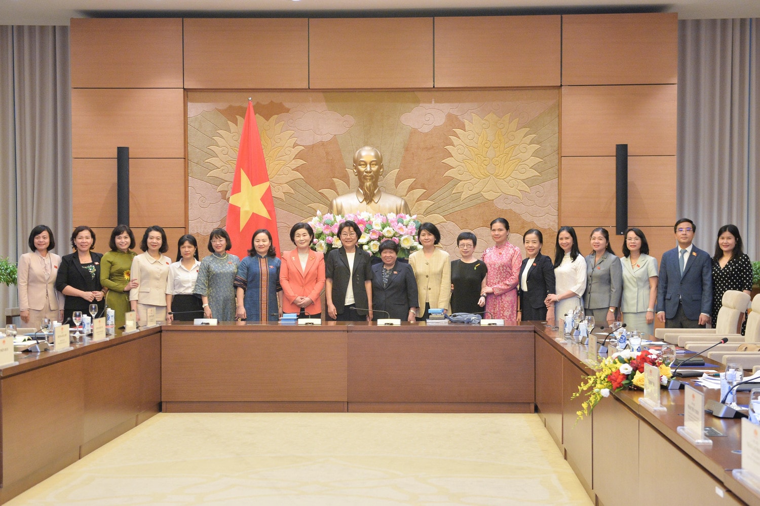Các đại biểu chụp ảnh lưu niệm