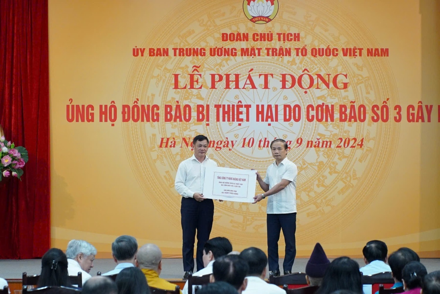 Chủ tịch Công đoàn VNA trao tặng quà vùng bão lũ. Ảnh VNA.jpg