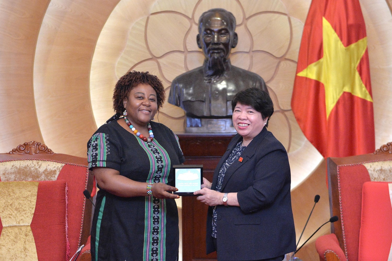 Chủ nhiệm Ủy ban Xã hội Nguyễn Thúy Anh tặng quà lưu niệm cho Trưởng Đại diện UN Women tại Việt Nam.jpg