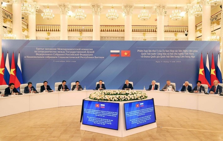 Chairman of the Vietnamese National Assembly Tran Thanh Man (third from left) and Chairman of the State Duma of Russia Vyacheslav Victorovich Volodin (fourth from left) co-chair the third session of the Inter-Parliamentary Cooperation Committee in Moscow on September 9. (Photo: VNA) cx5-1992.jpg