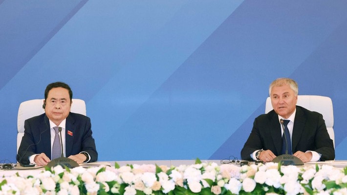 Chairman of the Vietnamese National Assembly Tran Thanh Man (third from left) and Chairman of the State Duma of Russia Vyacheslav Victorovich Volodin (fourth from left) co-chair the third session of the Inter-Parliamentary Cooperation Committee in Moscow on September 9. (Photo: VNA) cx1-3771.jpg