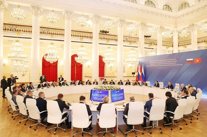 Chairman of the Vietnamese National Assembly Tran Thanh Man (third from left) and Chairman of the State Duma of Russia Vyacheslav Victorovich Volodin (fourth from left) co-chair the third session of the Inter-Parliamentary Cooperation Committee in Moscow on September 9. (Photo: VNA) cx9-5856.jpg