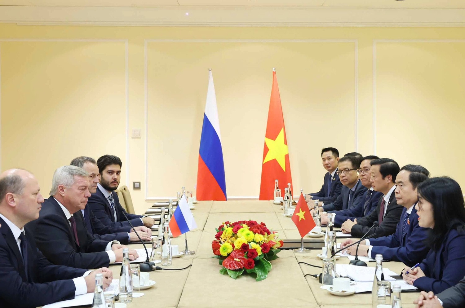 Chủ tịch Quốc hội Trần Thanh Mẫn tiếp Thống đốc tỉnh Rostov Vasily Golubev. Ảnh: Thống Nhất – TTXVN