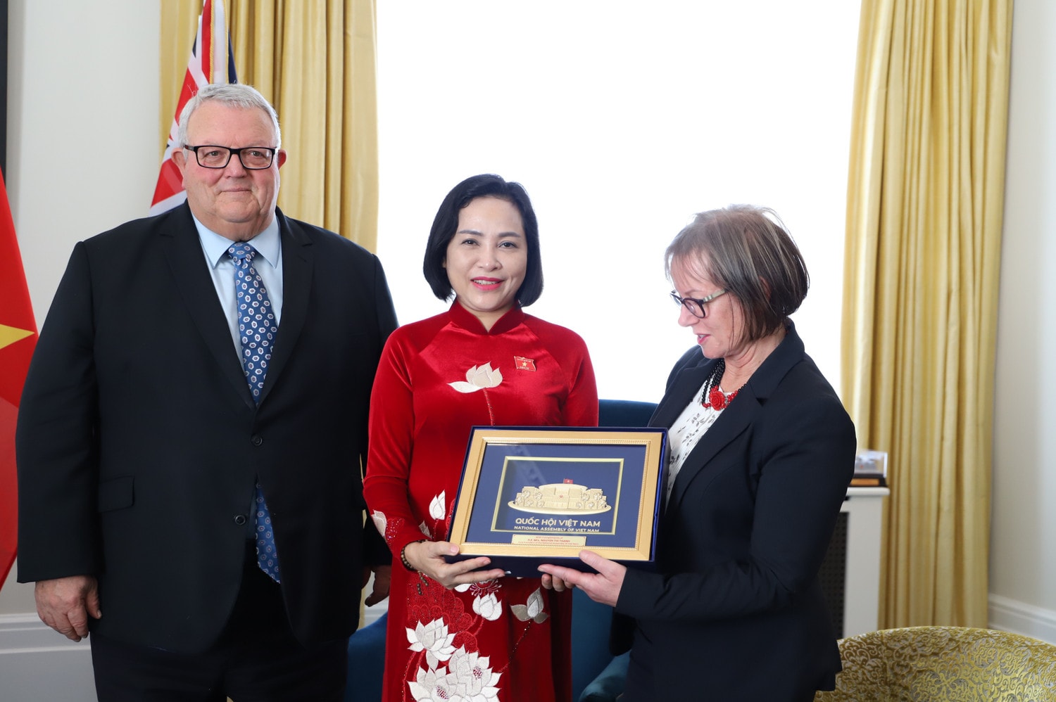 Phó Chủ tịch Quốc hội Nguyễn Thị Thanh trao quà tặng Phó Chủ tịch Quốc hội New Zealand Babara Kuriger