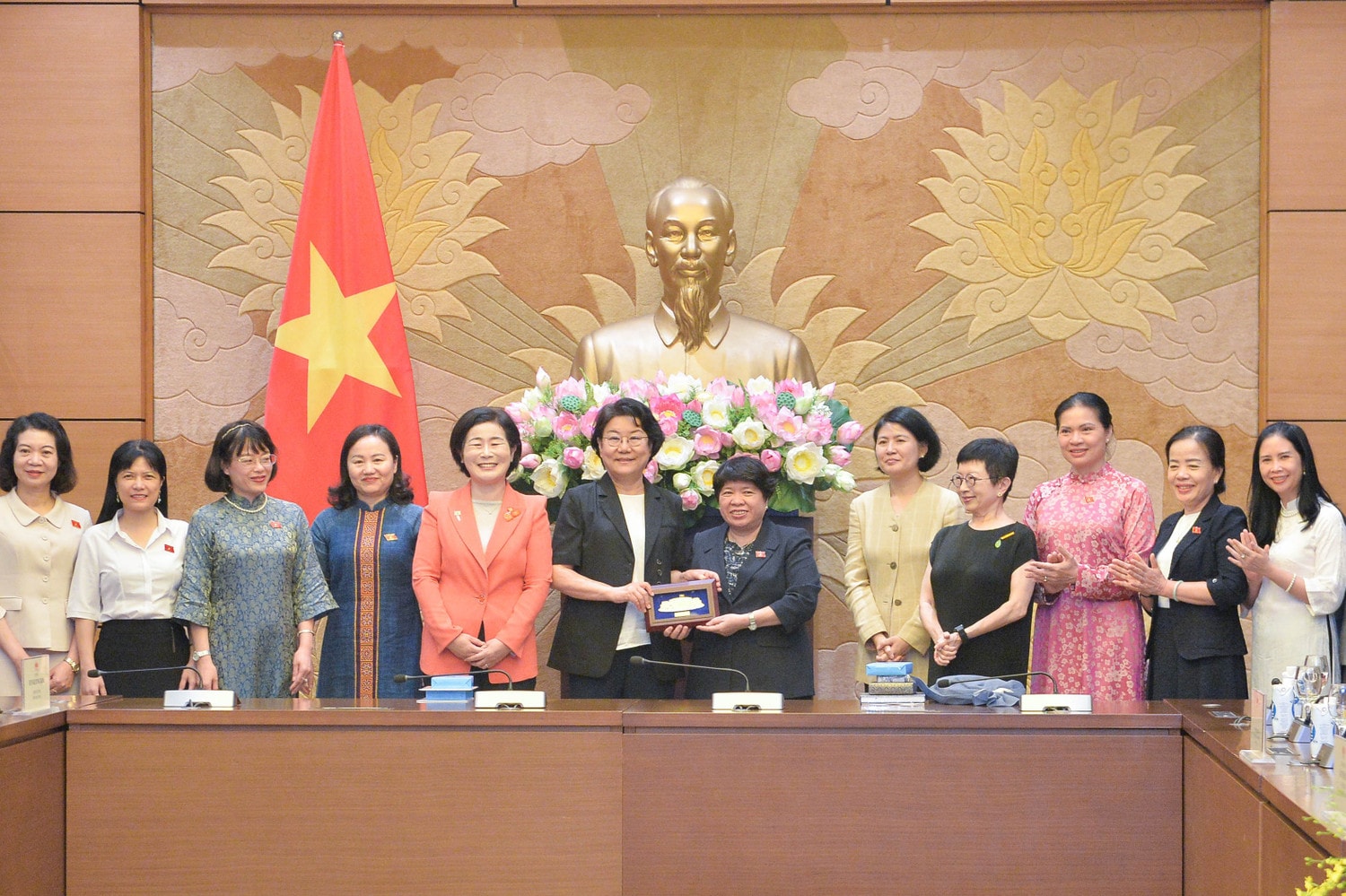 Chủ nhiệm Ủy ban Xã hội Nguyễn Thúy Anh trao quà tặng Chủ tịch Mạng lưới Nữ đại biểu Quốc hội Hàn Quốc Lee Hye Hoon