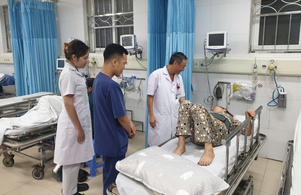 2255580_cong_tac_kham_chua_benh_va_dieu_tri_benh_nhan_tai_benh_vien_bai_chay_15054909.jpg