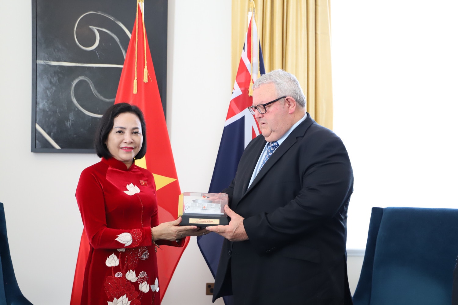 Phó CT QH Nguyễn Thị Thanh tặng quà CT QH New Zealand Garry Brownlee..JPG
