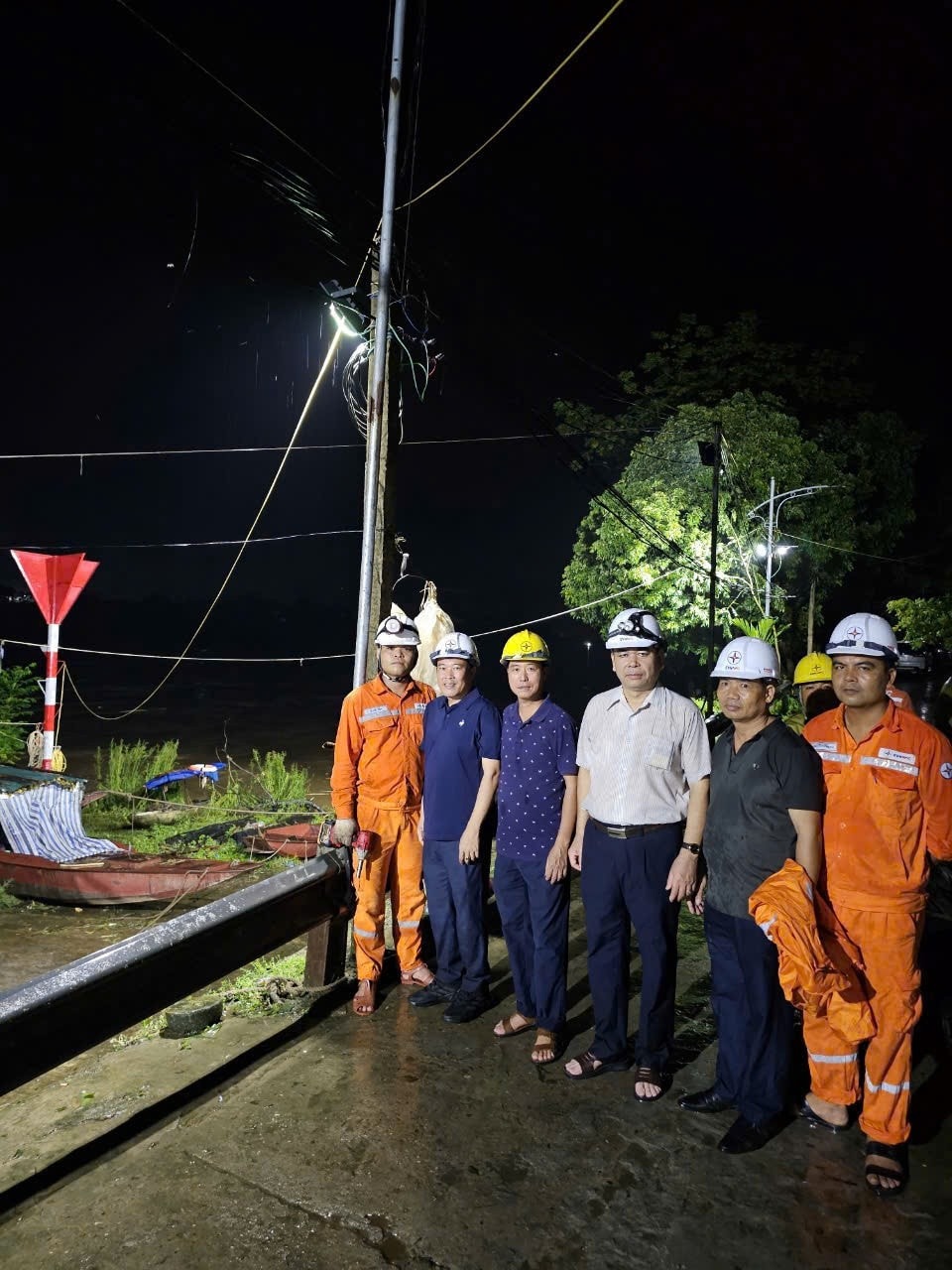 Ảnh 5- Công tác cấp điện ngay trong đêm của CP Phú Thọ kéo đèn chiếu sáng phục vụ lắp đặt cầu phao để đảm bảo giao thông tạm thời cho người dân. Ảnh NPC.jpg