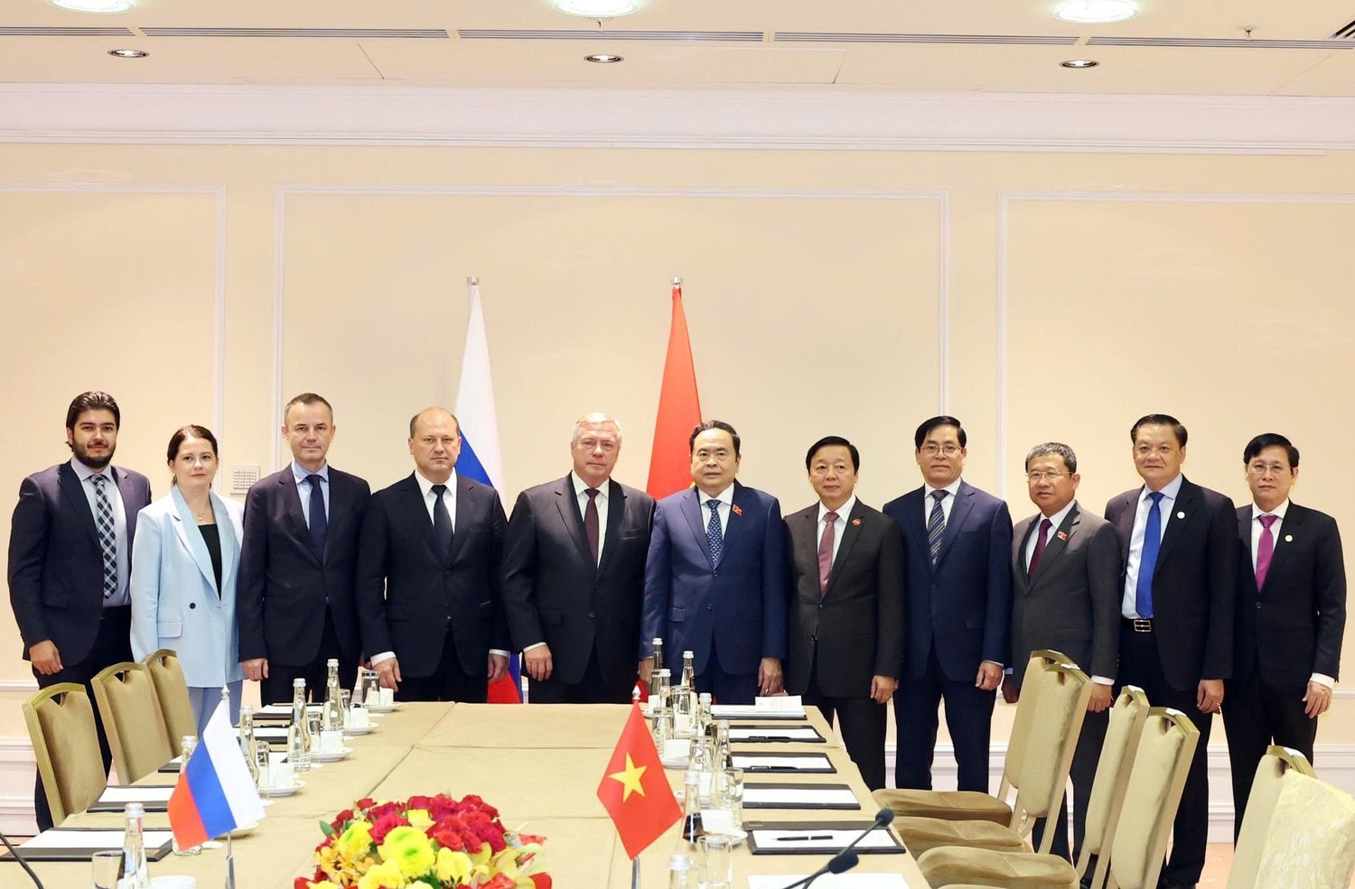 Chủ tịch Quốc hội Trần Thanh Mẫn và Thống đốc tỉnh Rostov Vasily Golubev cùng các đại biểu chụp ảnh chung