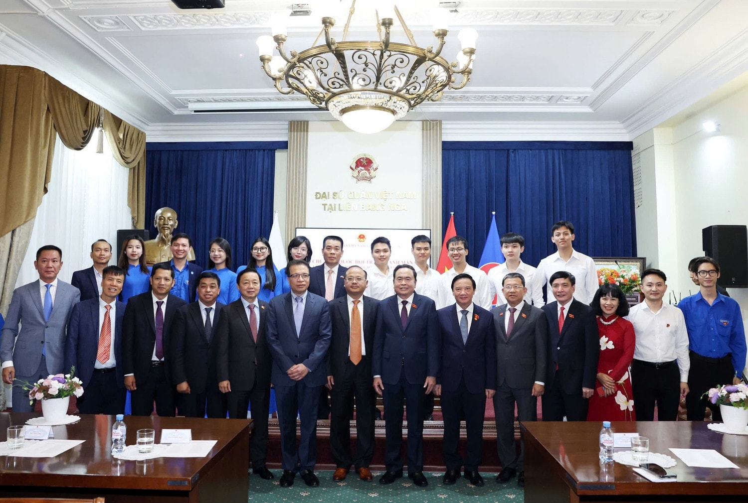Chủ tịch Quốc hội Trần Thanh Mẫn và Đoàn đại biểu cấp cao Quốc hội Việt Nam với cán bộ, nhân viên Đại sứ quán và đại diện cộng đồng người Việt Nam tại Liên bang Nga