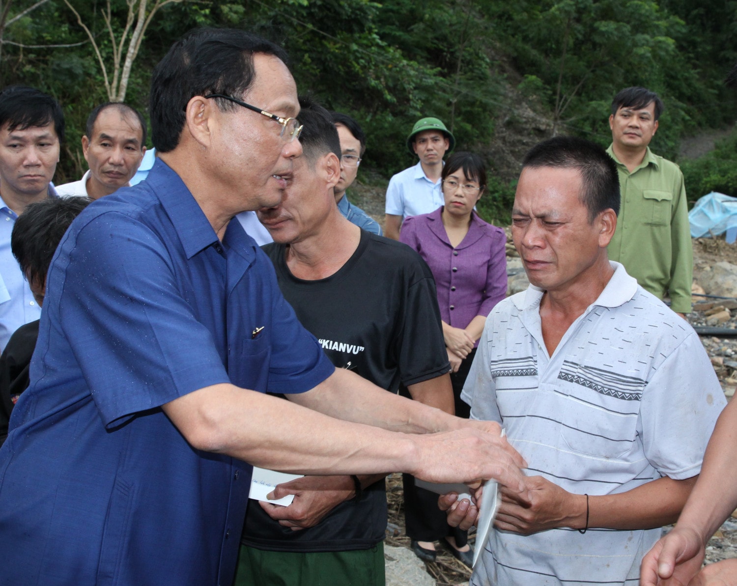 Phó Chủ tịch Quốc hội Trần Quang Phương tặng quà cho các gia đình có người thân bị mất và mất tích do bão lũ tại xã Mường Pồn, huyện Điện Biên (1).JPG