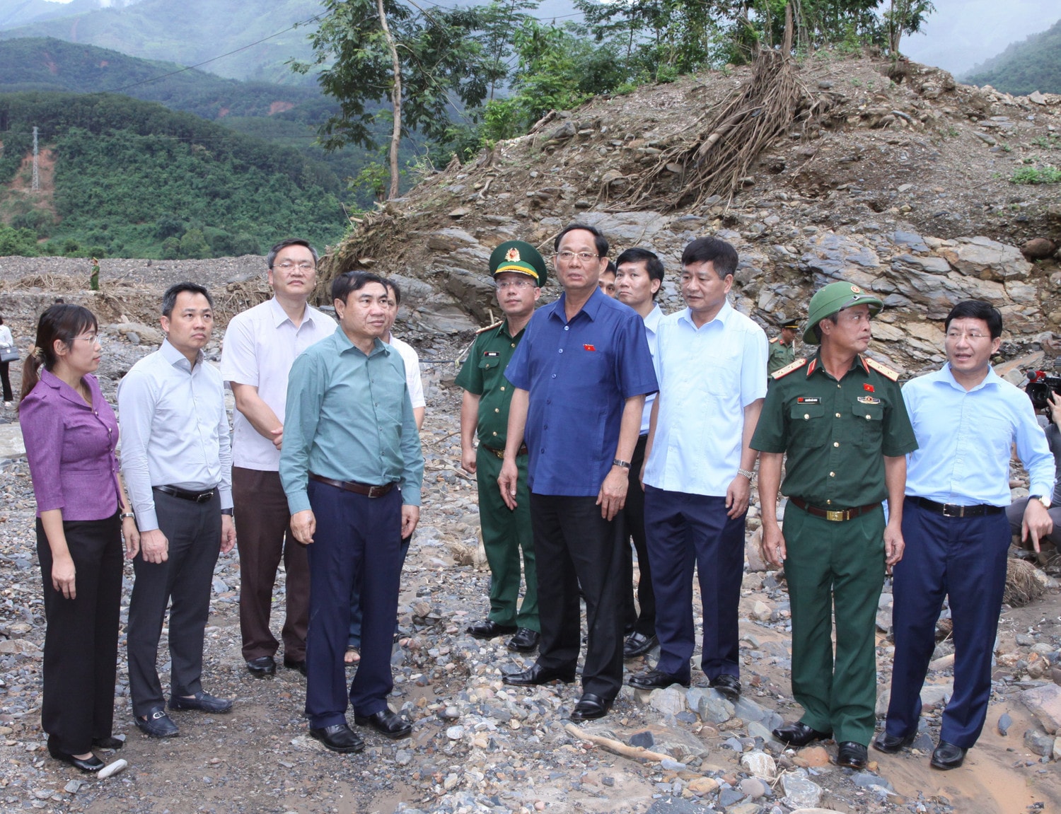 Phó Chủ tịch Quốc hội Trần Quang Phương khảo sát thực tế tình hình bão lũ tại xã Mường Pồn, huyện Điện Biên.JPG