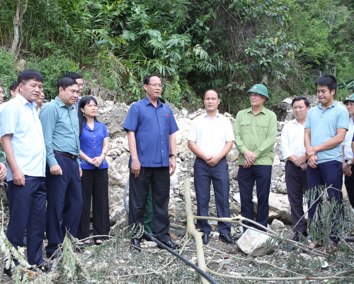 Phó Chủ tịch Quốc hội Trần Quang Phương khảo sát thực tế tình hình bão lũ tại xã Huổi Lèng, huyện Mường Chà.JPG