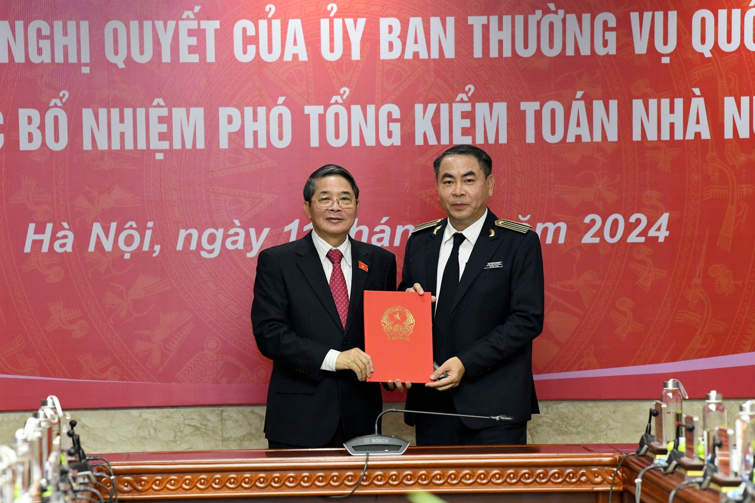 Phó Chủ tịch Quốc hội Nguyễn Đức Hải trao Nghị quyết bổ nhiệm Phó Tổng Kiểm toán Nhà nước Trần Minh Khương