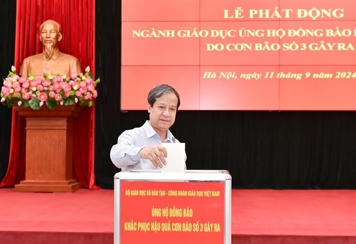bo-truong-nguyen-kim-son-ung-ho-dong-bao-thiet-hai-bao-so-3 (1).jpg