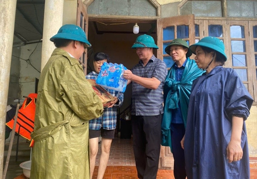 UBND thị trấn Kim Tân cấp phát lương thực và nước uống cho người dân khu phố Ngọc Bồ bị ngập nhà..jpg