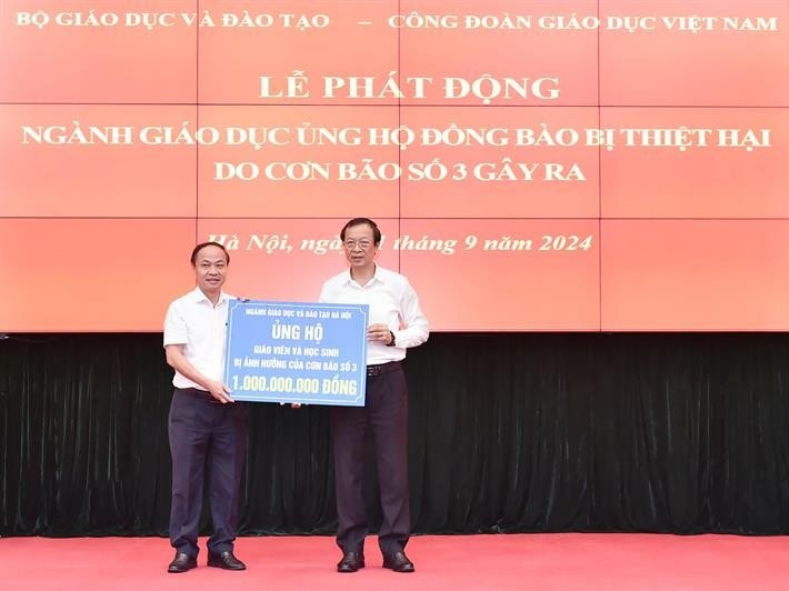 thu-truong-pham-ngoc-thuong-tiep-nhan-ung-ho-cua-nganh-giao-duc-ha-noi.jpg
