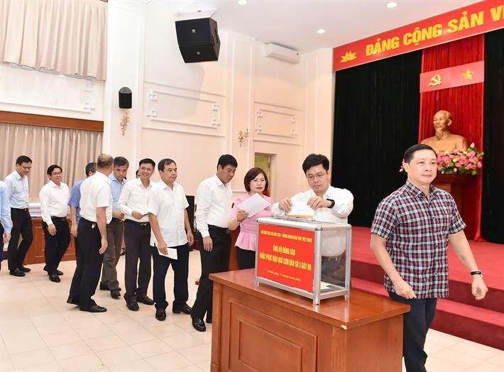 can-bo-chuyen-vien-bo-gd-dt-quyen-gop-ung-ho-dong-bao-anh-huong-bao-so-3.jpg