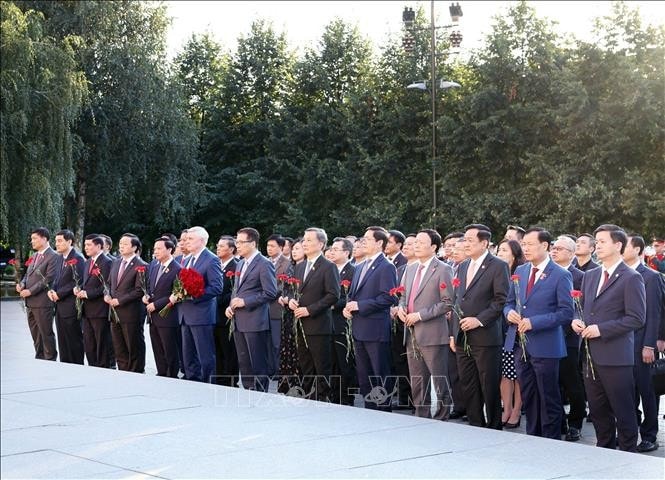 Các đại biểu tưởng nhớ những chiến sĩ Hồng quân Xô Viết và quân đồng minh tại Đài tưởng niệm các liệt sĩ vô danh tại Thủ đô Moscow