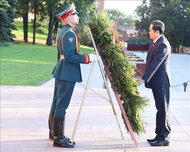 Chủ tịch Quốc hội Trần Thanh Mẫn đặt hoa tại Đài tưởng niệm Liệt sỹ vô danh