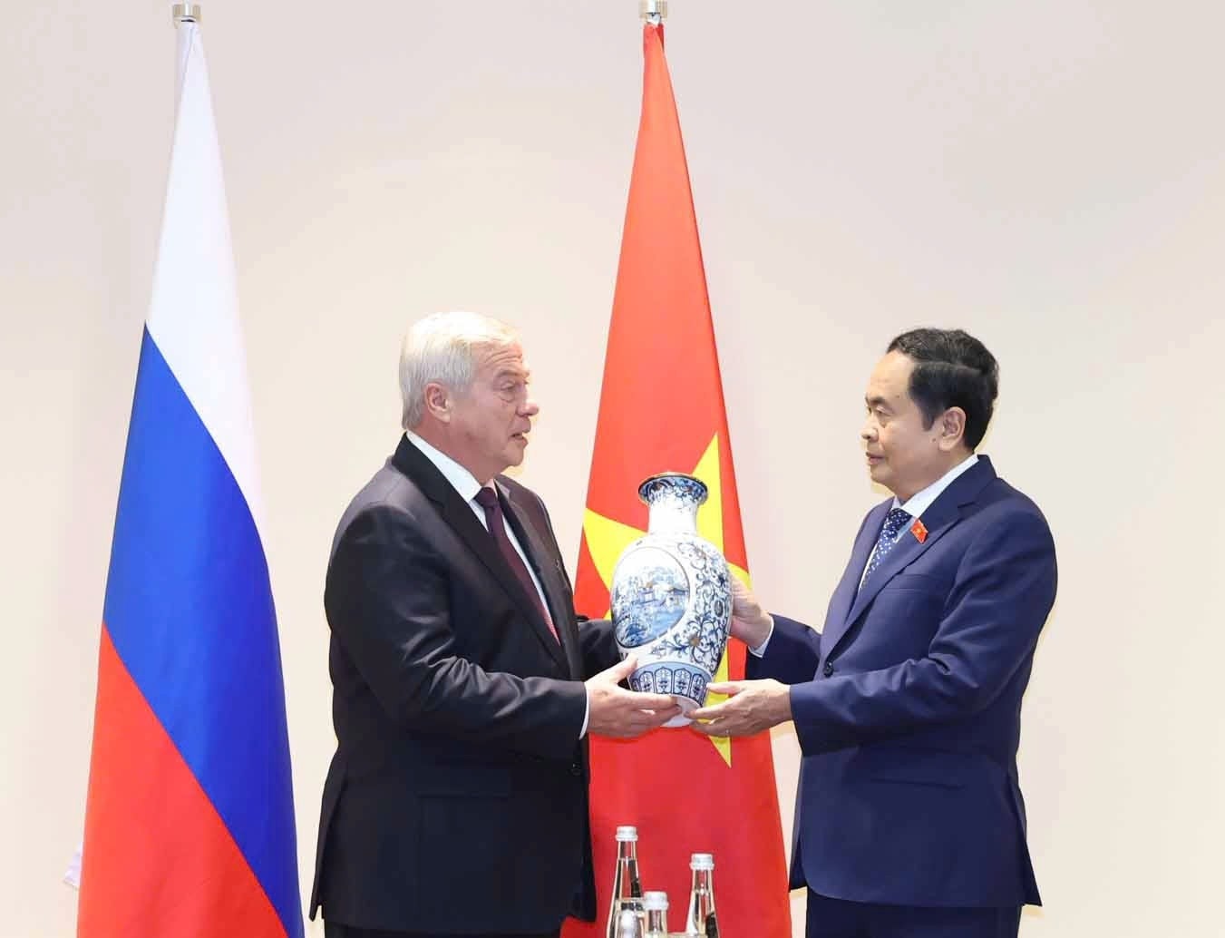 Chủ tịch Quốc hội Trần Thanh Mẫn trao quà lưu niệm tặng Thống đốc tỉnh Rostov Vasily Golubev