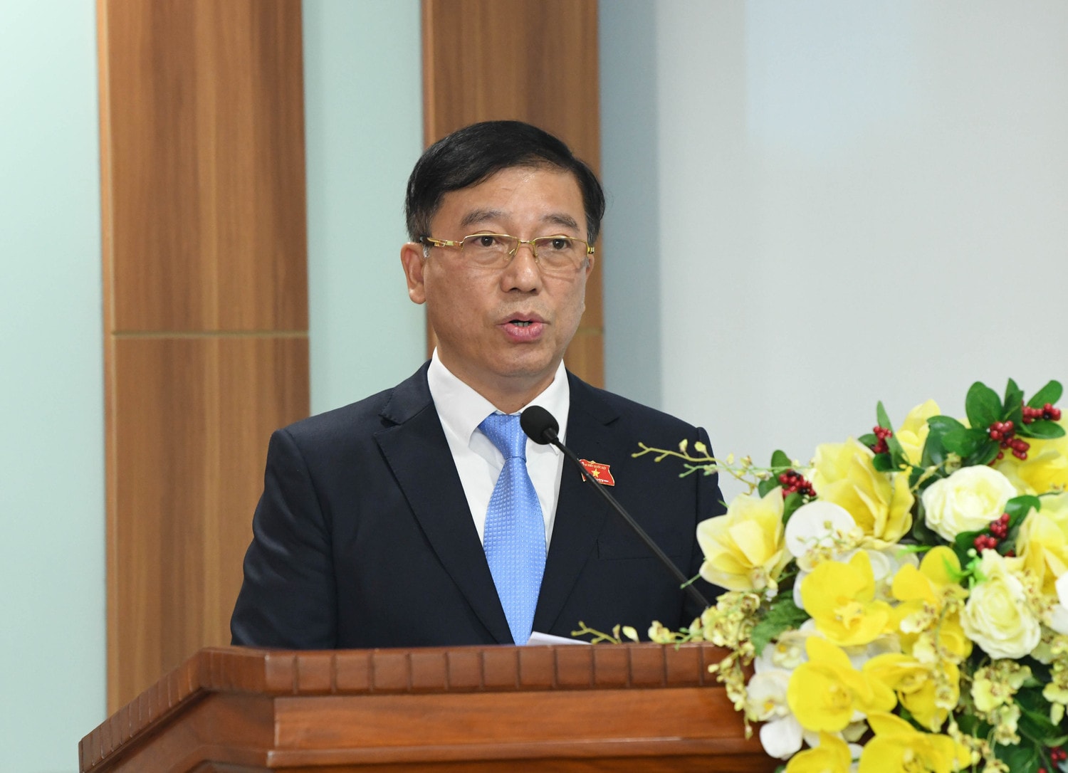Phó trưởng Ban Ban Công tác đại biểu Nguyễn Tuấn Anh công bố nghị quyết