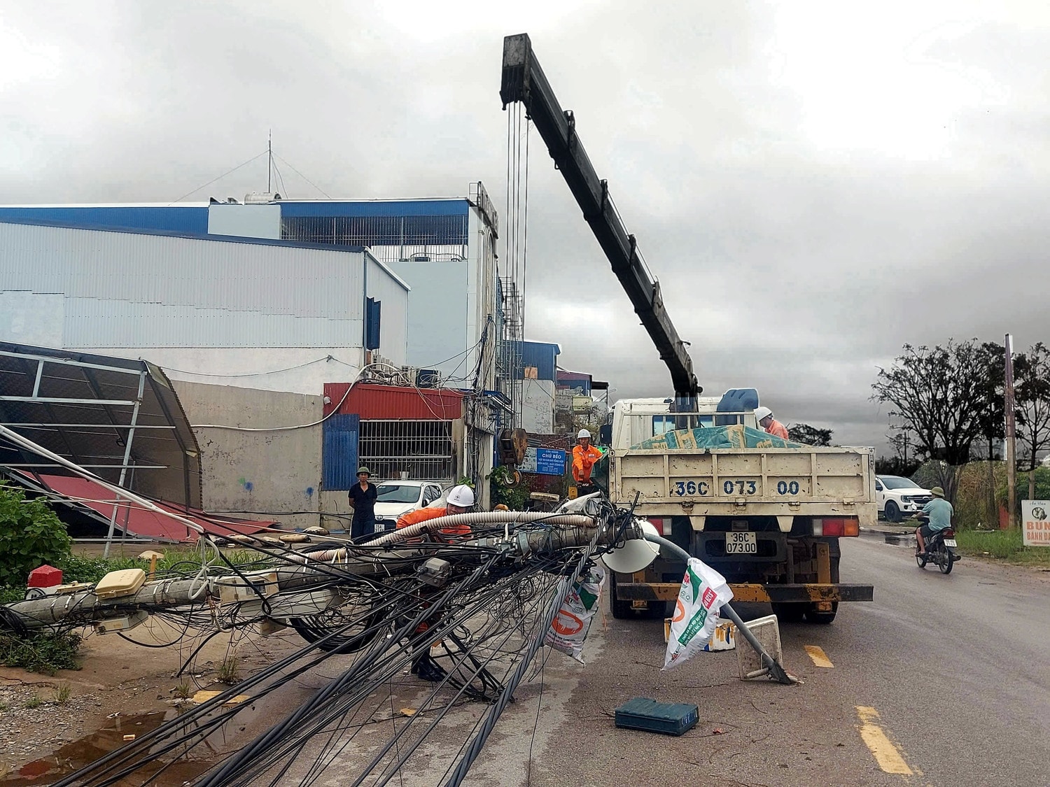 Đội xung kích Công ty Điện lực Thanh Hóa cẩu cột bị gẫy đổ tại Đồ Sơn (Hải Phòng) đưa đến vị trí tập kết đảm bảo an toàn cho cộng đồng khi tham gia giao thông..jpg