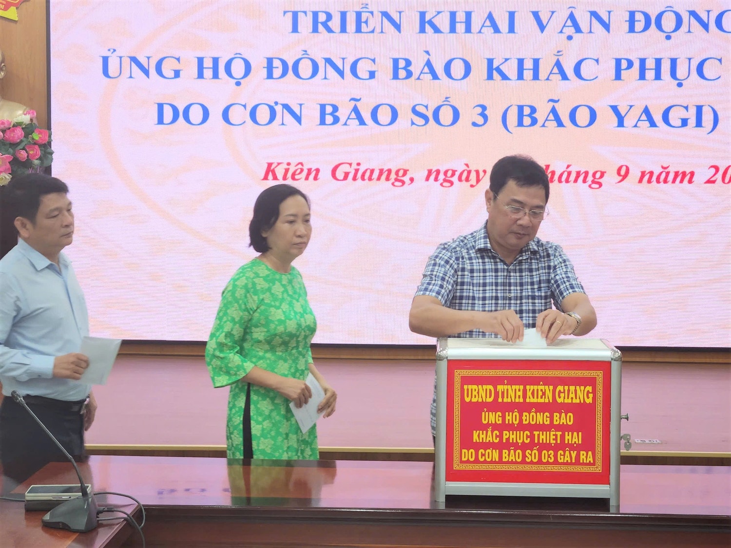 can bo ung ho dong bao lu lut.jpg